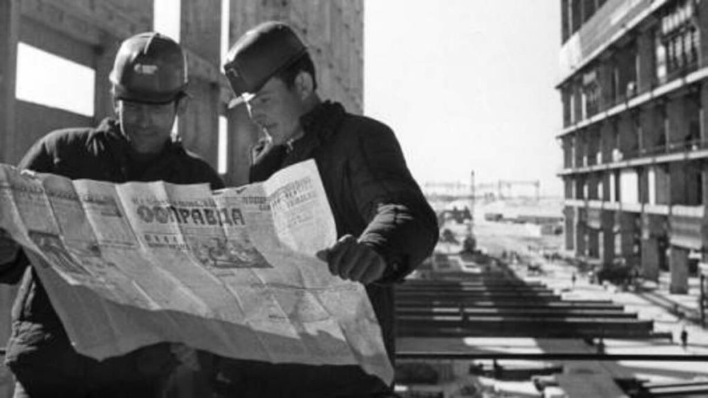 Рабочие читают газету Правда
